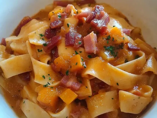 Calamarata con crema di zucca, funghi e speck