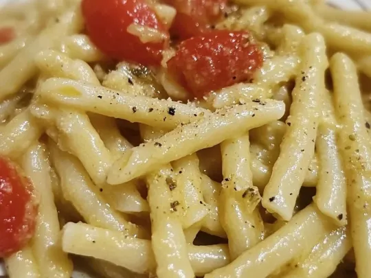 Caserecce con pesto di pistacchi e pomodorini