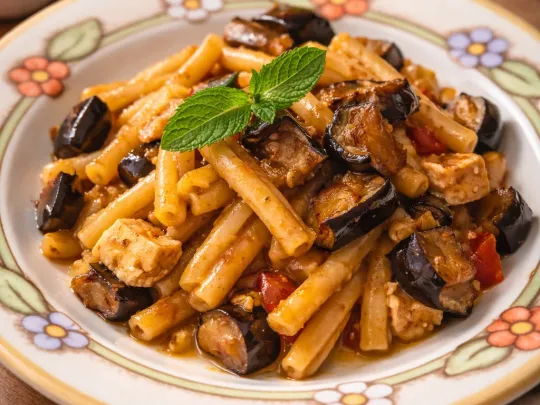 Caserecce con pesce spada, pomodorini e melanzane fritte