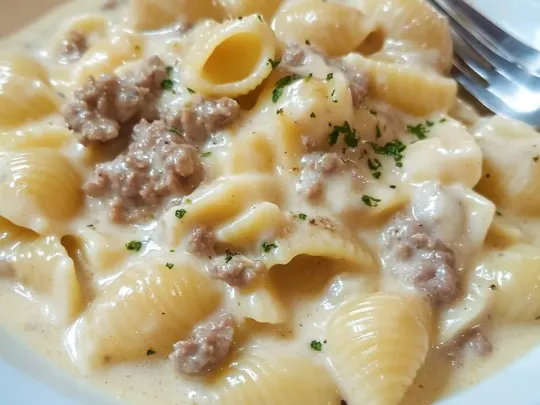 Conchiglie con crema di patate e salsiccia
