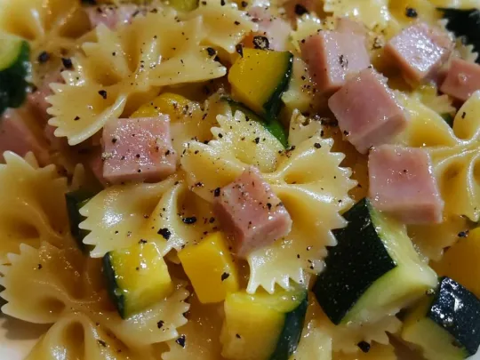 Farfalle con salsa di gorgonzola, zucchine e prosciutto