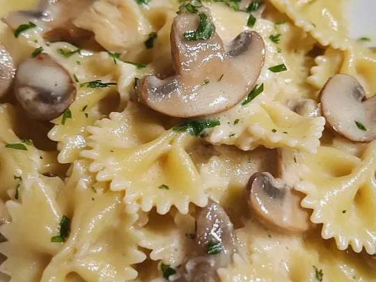 Farfalle con zucchine julienne e funghi trifolati