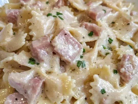 Farfalle con zucchine, prosciutto cotto, Philadelphia e noci