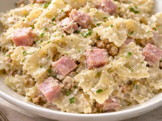 Farfalle con zucchine, prosciutto cotto, Philadelphia e noci