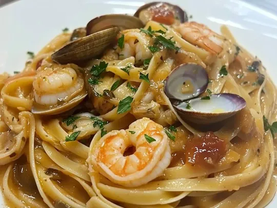 Fettuccine con pomodorini, gamberoni, cozze e vongole