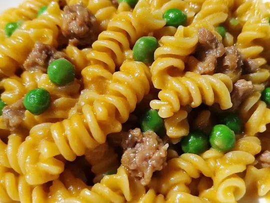 Fusilli besciamella, funghi, piselli e provola
