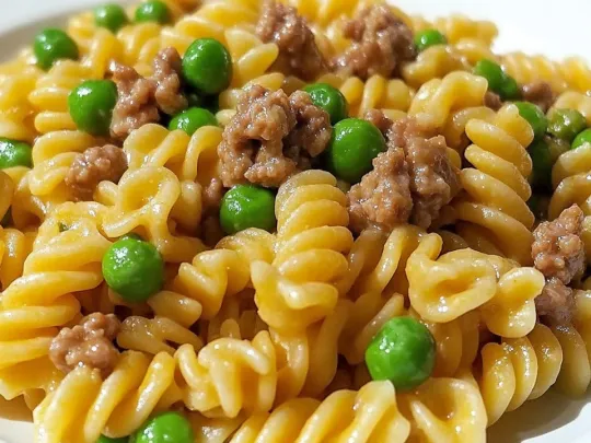 Fusilli con besciamella, funghi, piselli e provola