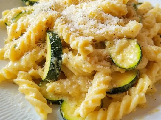 Fusilli zucchine e salsiccia con panna allo zafferano
