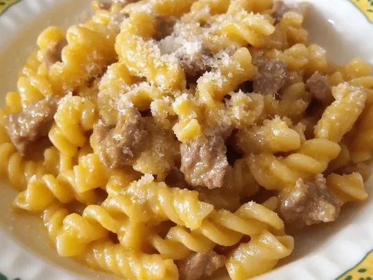 Gnocchi di patate con salsiccia, cipolla e zafferano
