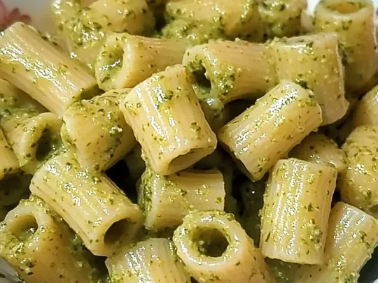 Mezze maniche con crema di zucchine, pancetta e Philadelphia