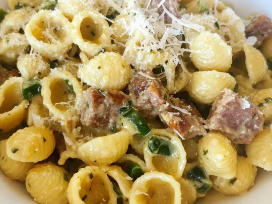 Orecchiette con zucchine, salsiccia e panna