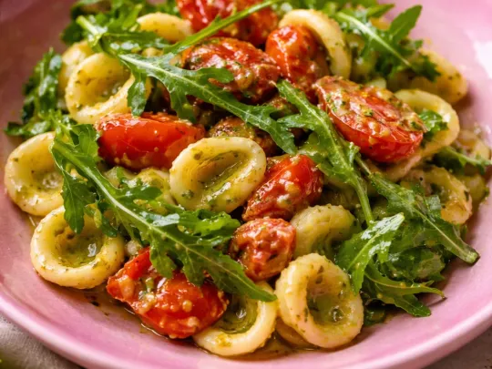 Orecchiette con pomodorini datterini e pesto di rucola