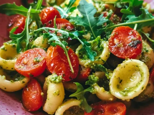Orecchiette con pomodorini datterini e pesto di rucola