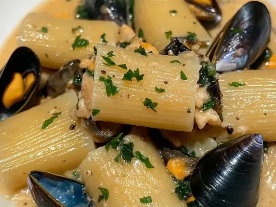 Paccheri con cozze e crema di cannellini