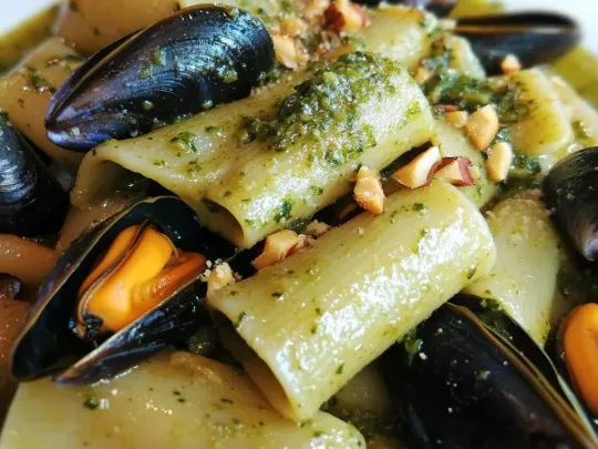 Paccheri con cozze e pesto di pistacchio