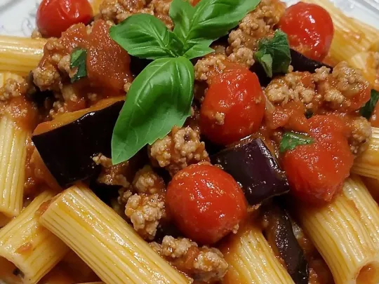 Pasta con melanzane, pomodorini e salsiccia