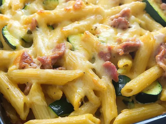 Penne al forno con zucchine, speck e zafferano