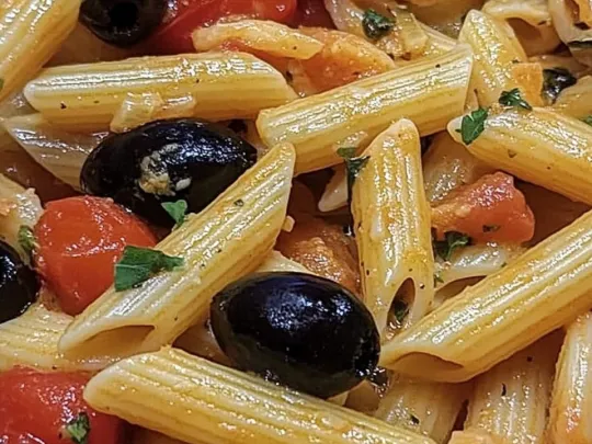Penne rigate con tonno e pomodorini