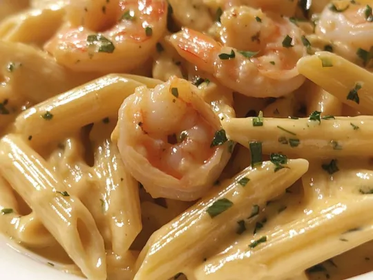 Penne rigate con zucchine, gamberetti e philadelfia salmonata