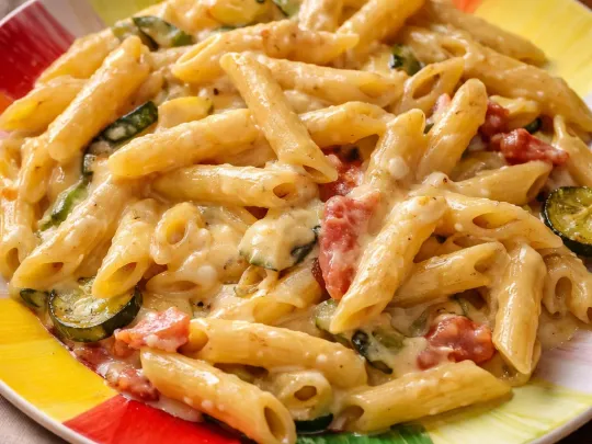Pennette zucchine, pancetta, pomodorini e mozzarella