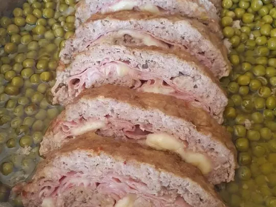 Polpettone ripieno con prosciutto cotto e scamorza