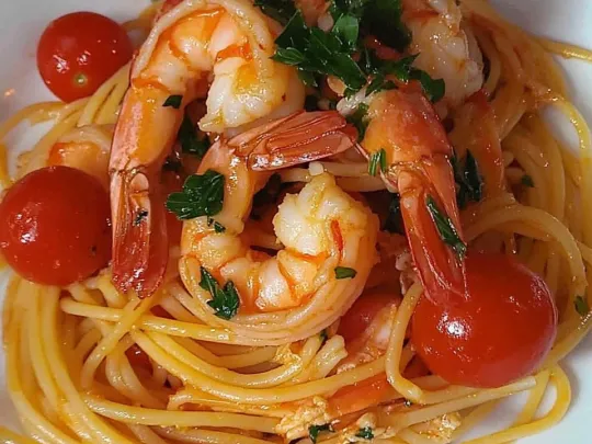 Spaghetti con gamberetti e pomodorini