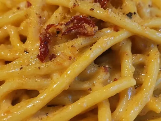 Strozzapreti cremosi con speck, zafferano e grana