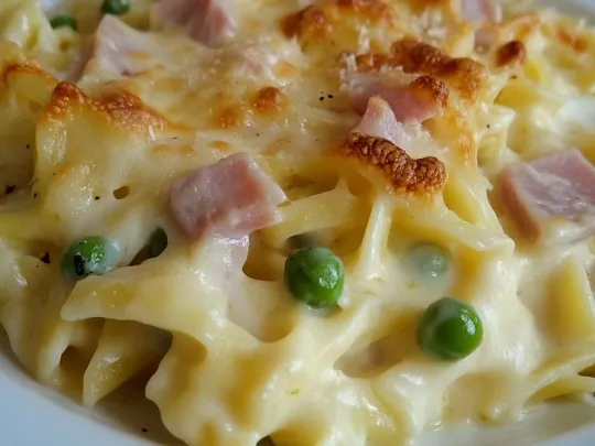 Tagliatelle al forno con prosciutto cotto e piselli