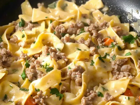 Tagliatelle panna, funghi e salsiccia