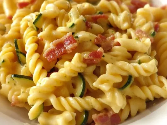 Trofie con zucchine, pancetta e zafferano