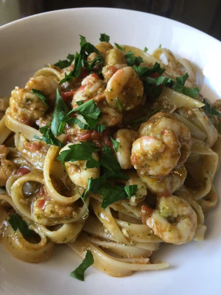 Fettuccine gamberetti pesto e pomodoro fresco