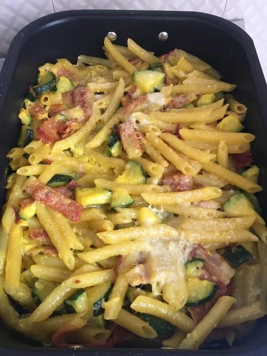 Penne al forno con zucchine, speck e zafferano