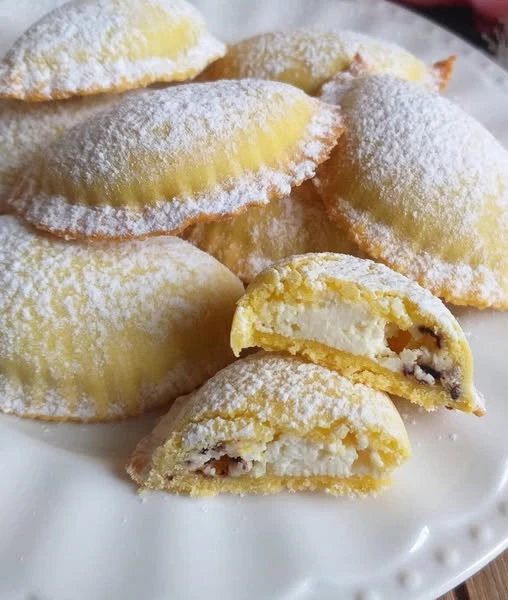 Biscotto raviolo di frolla farcito con ricotta fresca