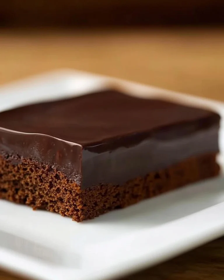 Torta Fondant al Cioccolato e Mascarpone con decorazioni invitanti