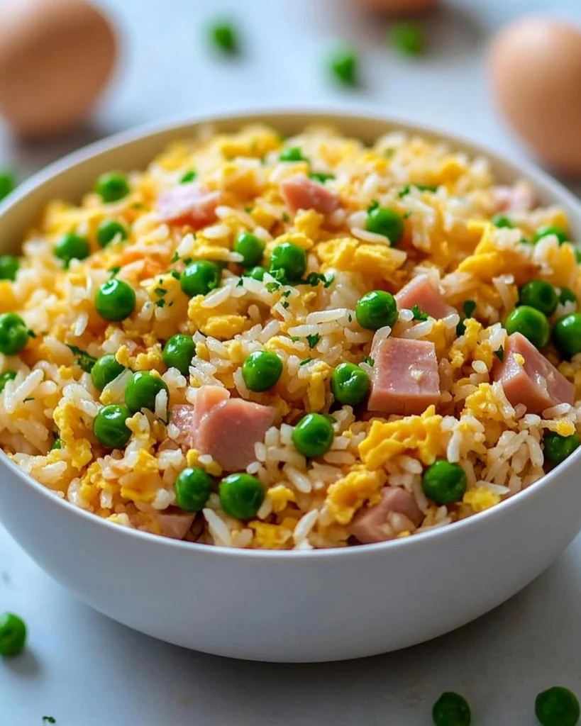 Riso alla Cantonese con verdure e gamberi in un piatto colorato