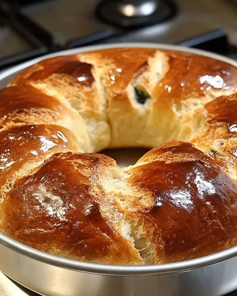 Torta rustica senza lievito decorata con frutta fresca e fiori