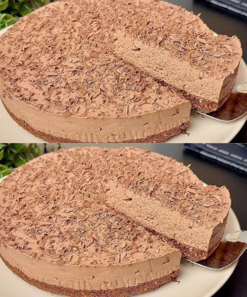 Torta al cioccolato senza cottura con decorazioni di cioccolato