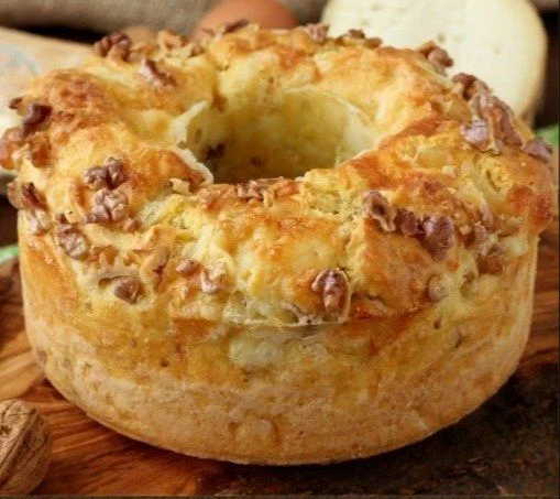 Ciambella rustica alle noci e formaggio, un antipasto appetitoso e rustico.