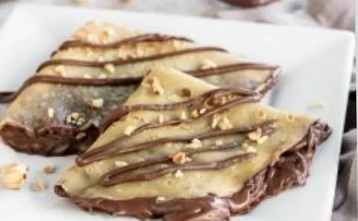 Crepe alla Nutella con guarnizioni deliziose e cioccolato fuso