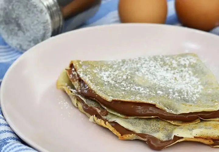 Crepes alla Nutella servite con frutta fresca e cioccolato