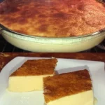 Dolce cremosissimo decorato con frutta fresca e cioccolato