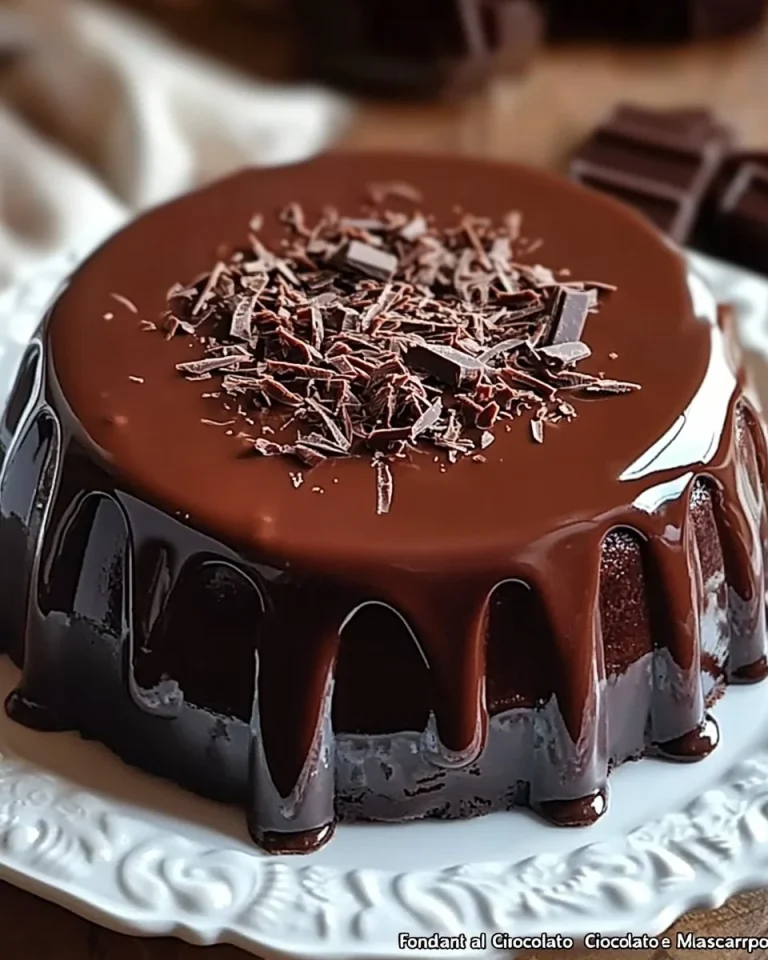 Fondant al Cioccolato e Mascarpone servito con fragole fresche