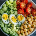 Insalata di avocado con uova e ceci fresca e sana