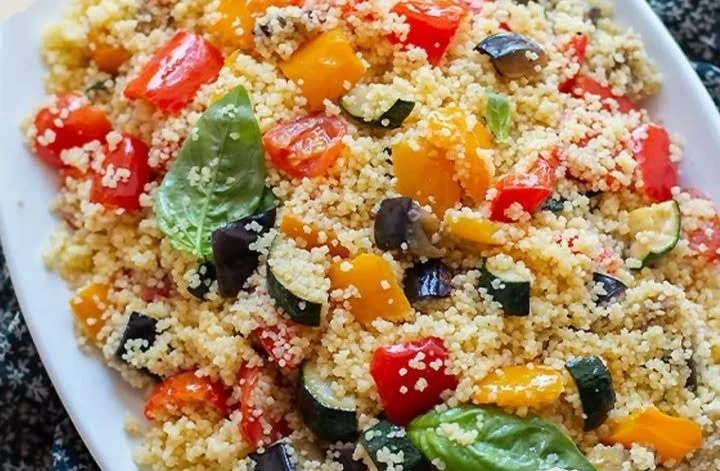 Insalata di Cous Cous e Ceci con ingredienti freschi e colorati