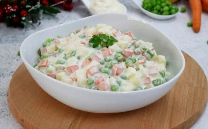 Insalata Russa con verdure e maionese servita in un piatto