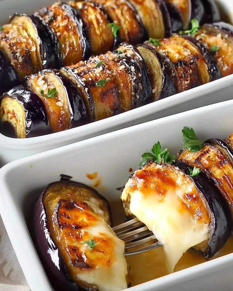 Involtini di melanzane ripieni e gratinati al forno, un piatto delizioso.
