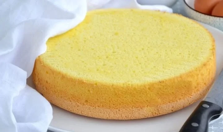 Pan di Spagna soffice e delizioso, perfetto per dessert e torte.