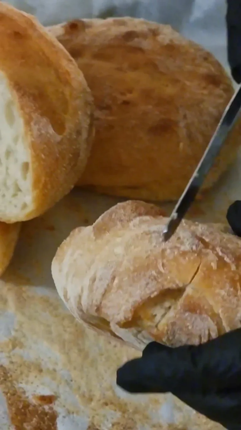 Panini al cucchiaio con ingredienti freschi e colorati