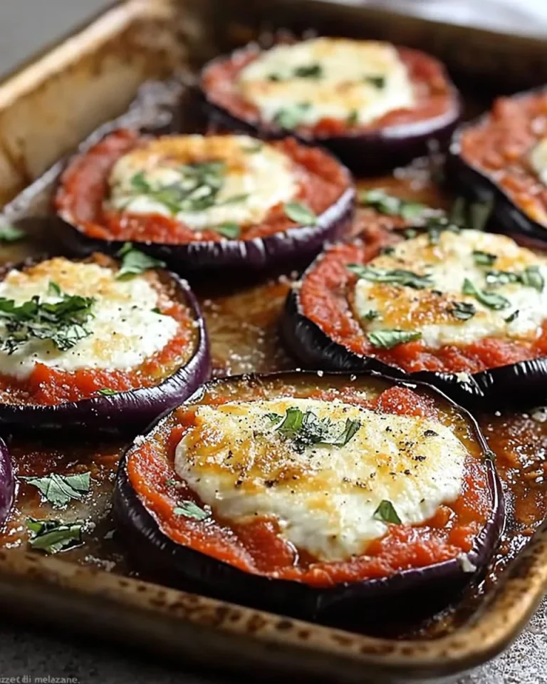 Pizzette di Melanzane servite su un piatto con guarnizioni fresche