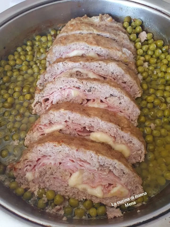 Polpettone ripieno con prosciutto cotto e scamorza appena sfornato